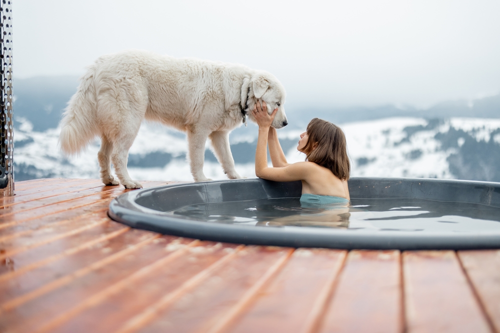 入浴中の女性と愛犬